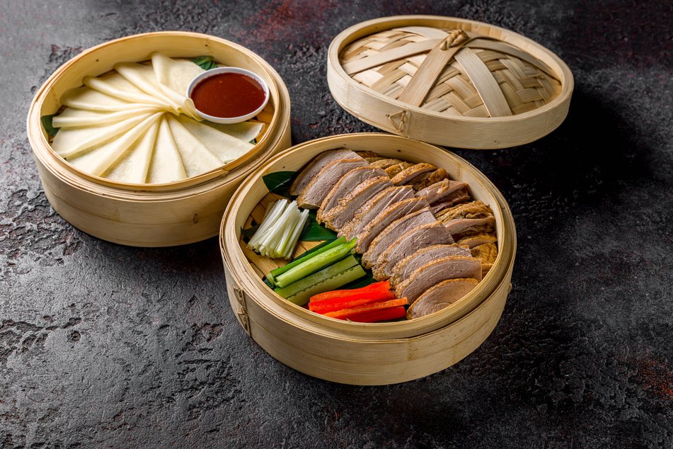 Утка по пекински, соус бобовый "Хой син" огурцы,лук порей,перец болгарский,блинчики для утки по пекински.